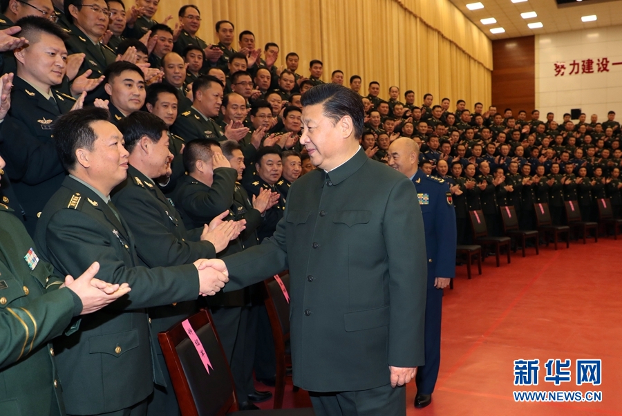 1月23日，習(xí)近平專(zhuān)程來(lái)到陸軍第65集團(tuán)軍，深入基層連隊(duì)，看望慰問(wèn)官兵，代表黨中央和中央軍委，向全軍指戰(zhàn)員、武警部隊(duì)官兵、民兵預(yù)備役人員致以誠(chéng)摯問(wèn)候和新春祝福。這是習(xí)近平親切接見(jiàn)駐張家口部隊(duì)師以上領(lǐng)導(dǎo)干部和團(tuán)級(jí)單位主官。新華社記者李剛攝