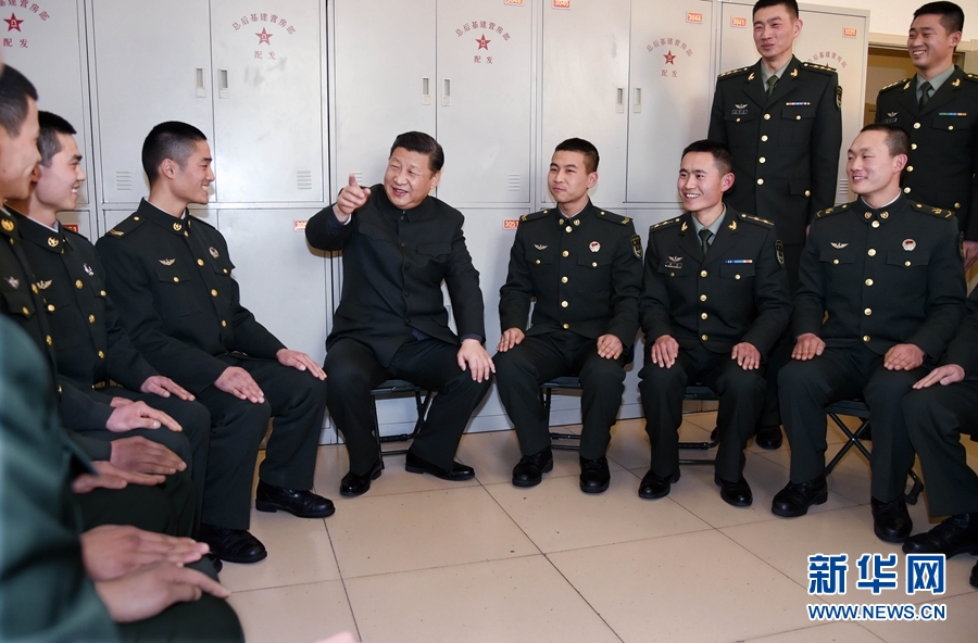 1月23日，習(xí)近平專(zhuān)程來(lái)到陸軍第65集團(tuán)軍，深入基層連隊(duì)，看望慰問(wèn)官兵，代表黨中央和中央軍委，向全軍指戰(zhàn)員、武警部隊(duì)官兵、民兵預(yù)備役人員致以誠(chéng)摯問(wèn)候和新春祝福。這是習(xí)近平在該集團(tuán)軍“大功三連”同官兵親切交談。新華社記者李剛攝
