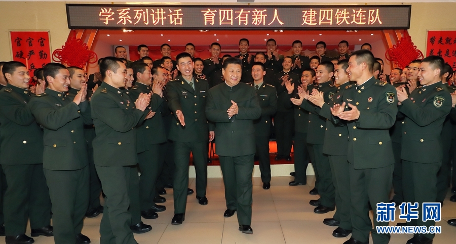 1月23日，習(xí)近平專(zhuān)程來(lái)到陸軍第65集團(tuán)軍，深入基層連隊(duì)，看望慰問(wèn)官兵，代表黨中央和中央軍委，向全軍指戰(zhàn)員、武警部隊(duì)官兵、民兵預(yù)備役人員致以誠(chéng)摯問(wèn)候和新春祝福。這是習(xí)近平在該集團(tuán)軍“大功三連”同官兵在一起。新華社記者李剛攝