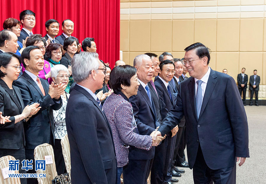 5月8日至10日，中共中央政治局常委、全國人大常委會(huì)委員長張德江視察澳門特別行政區(qū)。這是5月9日，張德江與澳門社會(huì)各界人士代表座談。新華社記者 李學(xué)仁 攝