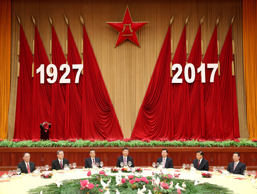7月31日，中華人民共和國國防部在北京人民大會(huì)堂舉行盛大招待會(huì)，熱烈慶祝中國人民解放軍建軍90周年。中共中央總書記、國家主席、中央軍委主席習(xí)近平和李克強(qiáng)、張德江、俞正聲、劉云山、王岐山、張高麗等黨和國家領(lǐng)導(dǎo)人出席招待會(huì)。新華社記者 鞠鵬 攝