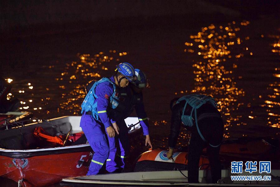 （重慶公交車墜江事故·圖文互動）（1）夜幕降臨，重慶萬州公交客車墜江事故救援工作仍在進行中