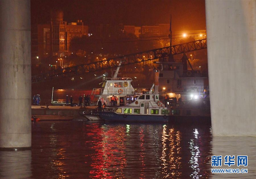 （重慶公交車墜江事故·圖文互動）（3）夜幕降臨，重慶萬州公交客車墜江事故救援工作仍在進行中