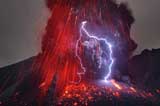 大自然“憤怒”之力！攝影師拍到火山閃電奇觀