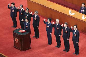 國(guó)務(wù)院副總理、國(guó)務(wù)委員、秘書長(zhǎng)進(jìn)行憲法宣誓
