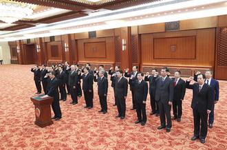 國(guó)務(wù)院部長(zhǎng)、委員會(huì)主任、中國(guó)人民銀行行長(zhǎng)、審計(jì)長(zhǎng)進(jìn)行憲法宣誓