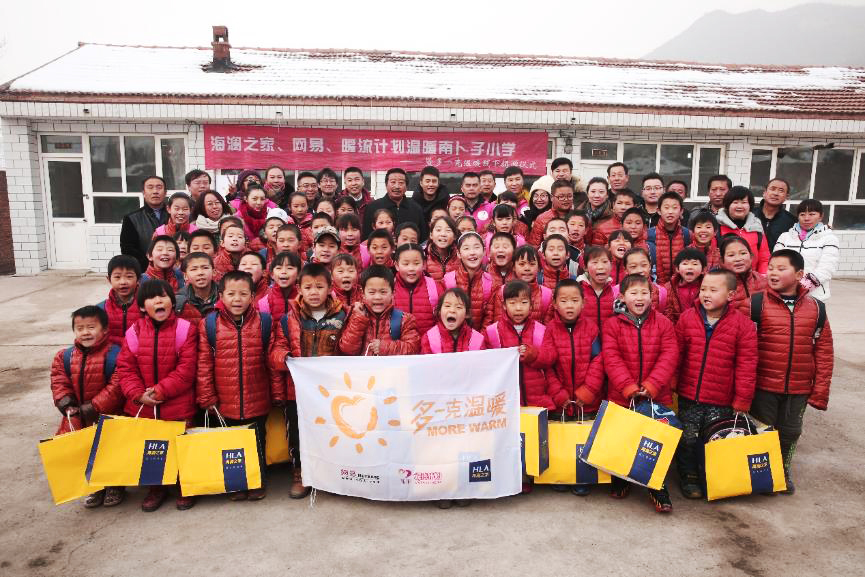 2015年12月1日凌晨五點，“多一克溫暖”公益行動的捐贈團(tuán)隊從北京出發(fā)，驅(qū)車四個小時來到了150公里外的南卜子小學(xué)，這是河北赤城縣14個村落里唯一的山村小學(xué)。青年演員杜淳也加入了這次溫暖行動。