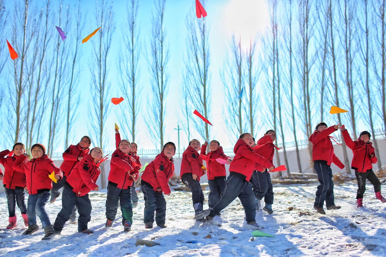 2017年11月15日， “多一克溫暖”公益行動走進(jìn)北疆地區(qū)，實現(xiàn)了從物質(zhì)捐贈到“物質(zhì)+精神”溫暖的升級。 “體操冠軍”楊威、好妹妹樂隊等傾情加盟，不僅為孩子們帶來加厚羽絨服和御寒物資，還準(zhǔn)備了溫暖的課堂。