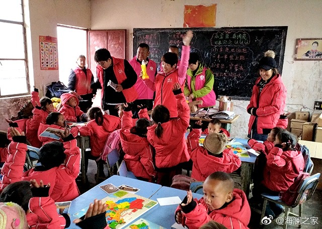 2018年，由海瀾之家攜手網(wǎng)易新聞打造的“多一課溫暖”課程平臺讓一間間溫暖的課堂走向深山與邊陲。帶著貼合孩子教育需求的線上內(nèi)容和教師、各領(lǐng)域KOL及愛心人士組成的愛心團(tuán)隊，海瀾之家用實際行動為孩子的教育加溫，踐行“多一克溫暖”。