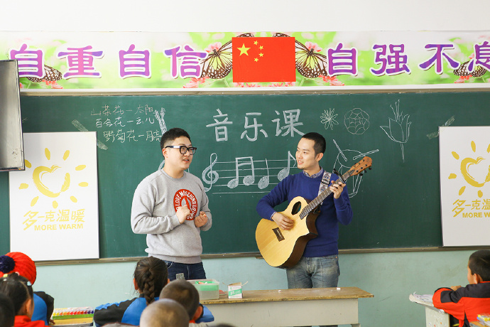 “多一克溫暖”公益活動的老朋友好妹妹樂隊，為孩子們帶來了音樂和繪畫課，用音符溫暖孩子們的心靈，用畫筆繪出更繽紛的世界。不斷匯聚的愛心，讓寒冷的北疆進(jìn)入到更多人的視野當(dāng)中，也讓孩子們臉上的笑容更燦爛。