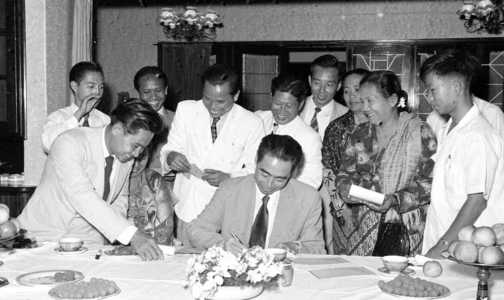 1955年4月25日，為迎接亞非會(huì)議而組織的萬隆人民委員會(huì)的代表請周恩來總理簽名留念。