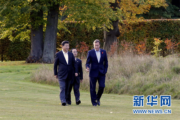 這是習近平與卡梅倫漫步草坪，邊走邊談。新華社記者 鞠鵬攝