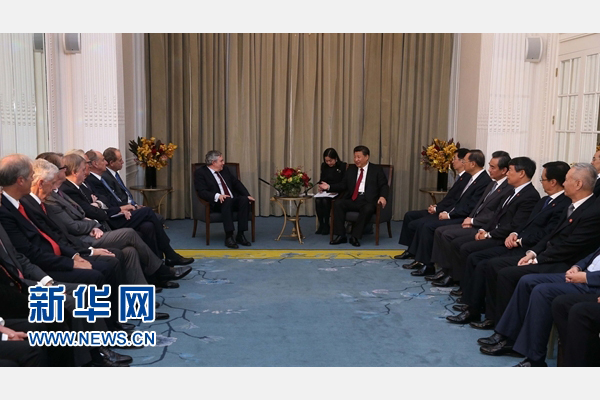 10月22日，國(guó)家主席習(xí)近平在倫敦集體會(huì)見(jiàn)英國(guó)前首相布朗等英國(guó)友人。新華社記者 龐興雷 攝 