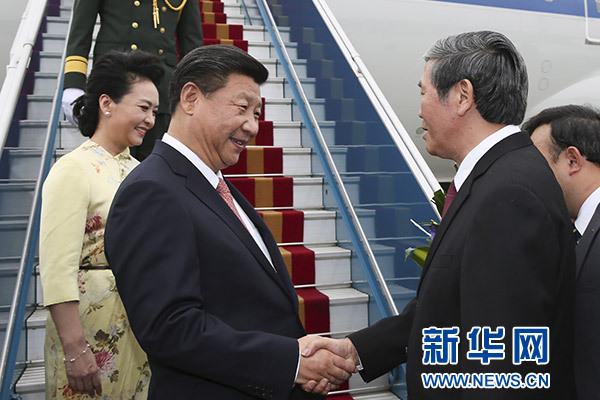 11月5日，中共中央總書記、國家主席習(xí)近平抵達(dá)越南首都河內(nèi)，開始對越南進(jìn)行國事訪問。這是越南高級官員到機場迎接習(xí)近平和夫人彭麗媛。新華社記者蘭紅光攝 