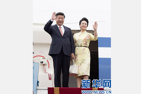 11月5日，中共中央總書記、國家主席習(xí)近平抵達(dá)越南首都河內(nèi)，開始對越南進(jìn)行國事訪問。這是習(xí)近平和夫人彭麗媛步出艙門向歡迎人群揮手致意。新華社記者 李學(xué)仁 攝