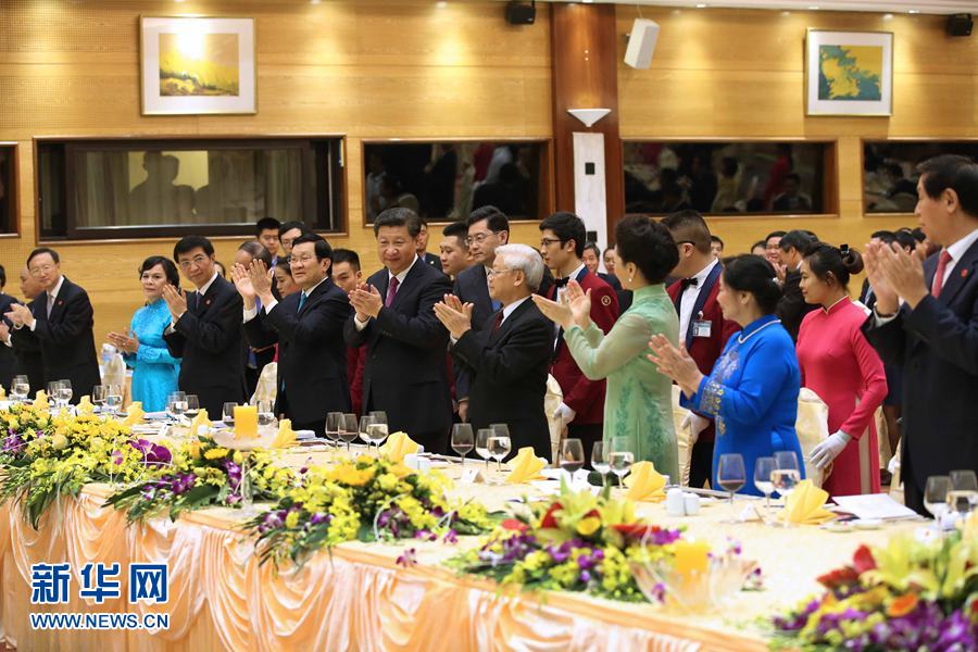 11月5日，中共中央總書記、國家主席習近平和夫人彭麗媛出席越共中央總書記阮富仲和越南國家主席張晉創在河內國際會議中心舉行的盛大歡迎晚宴。新華社記者 龐興雷 攝 