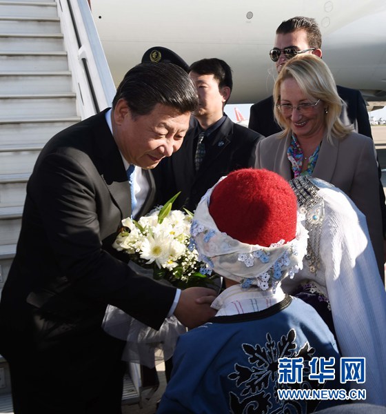11月14日，國家主席習近平抵達土耳其安塔利亞，應土耳其共和國總統埃爾多安邀請，出席二十國集團領導人第十次峰會。這是土耳其兒童向習近平主席獻花。新華社記者 饒愛民 攝 