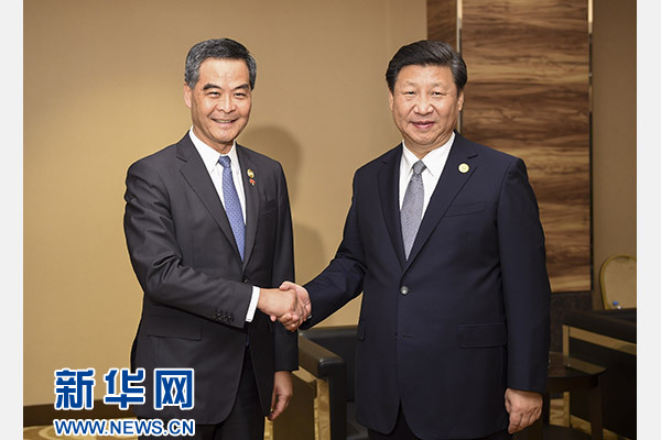 11月18日，國家主席習(xí)近平在菲律賓馬尼拉會見前來出席亞太經(jīng)合組織第二十三次領(lǐng)導(dǎo)人非正式會議的香港特別行政區(qū)行政長官梁振英。新華社記者謝環(huán)馳攝
