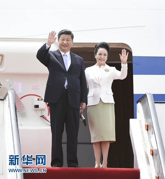 12月1日，中國(guó)國(guó)家主席習(xí)近平乘專機(jī)抵達(dá)津巴布韋首都哈拉雷，開始對(duì)津巴布韋進(jìn)行國(guó)事訪問(wèn)。津巴布韋總統(tǒng)穆加貝在機(jī)場(chǎng)舉行隆重歡迎儀式。這是習(xí)近平和夫人彭麗媛向歡迎人群揮手致意。新華社記者 謝環(huán)馳 攝 