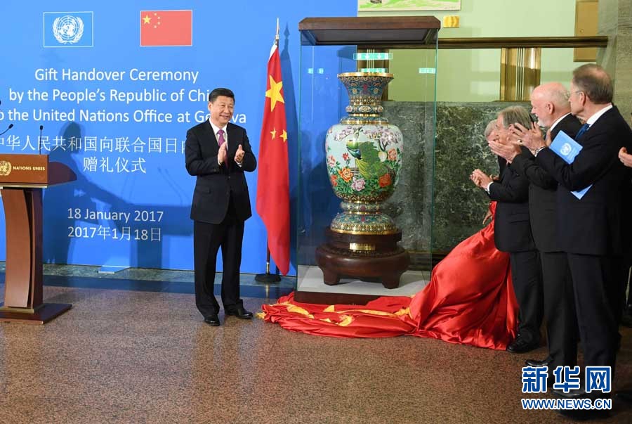 1月18日，國家主席習(xí)近平在瑞士日內(nèi)瓦萬國宮出席“共商共筑人類命運(yùn)共同體”高級別會議，并發(fā)表題為《共同構(gòu)建人類命運(yùn)共同體》的主旨演講。這是會議結(jié)束后，習(xí)近平出席中國向聯(lián)合國日內(nèi)瓦總部贈禮儀式。新華社記者 張鐸 攝